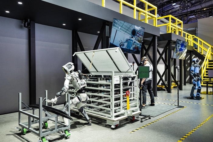  아틀라스가 자동차 부품을 옮기는 작업을 시연하고 있다.[사진제공=현대차그룹]