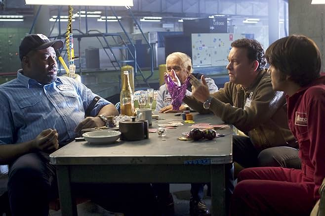  위기 상황에서도 미소를 잃지 않는 태도 덕분에 나보스키는 공항에서 많은 친구를 사귀게 된다.그들은 나보스키가 어려움을 해결하는 데 도움을 준다.[IMDb]