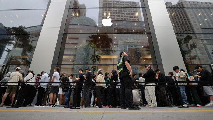  지난해 9월 애플의 신제품 아이폰17 시리즈 공식 출시일에 맞춰 서울 중구 애플 명동점 앞에 아이폰을 구매하려는 시민들이 줄을 서 있다.[연합뉴스]