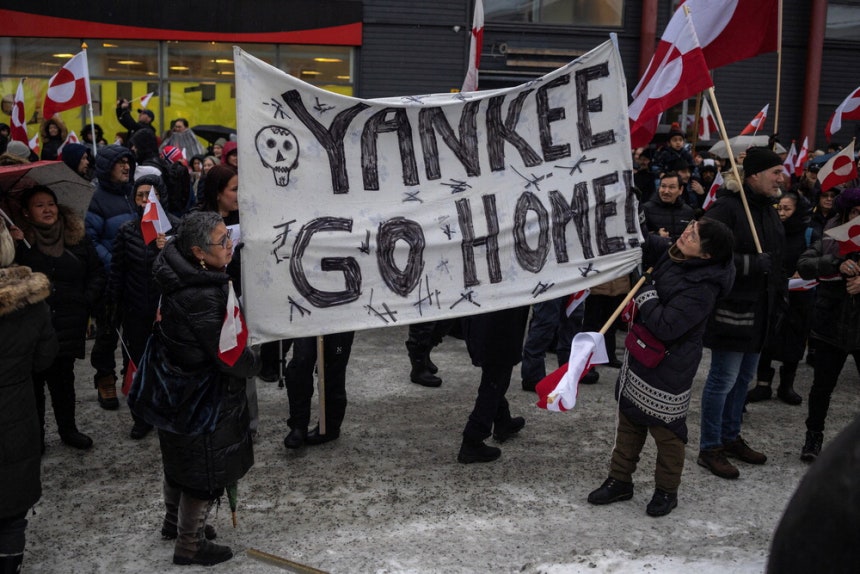  17일(현지시간) 그린란드 수도 누크에서 인구의 10%에 해당하는 약 5000명이 모여 '양키는 집으로(Yankee go home)' 등 문구가 적힌 피켓을 들고 시위를 벌이고 있다.로이터연합뉴스