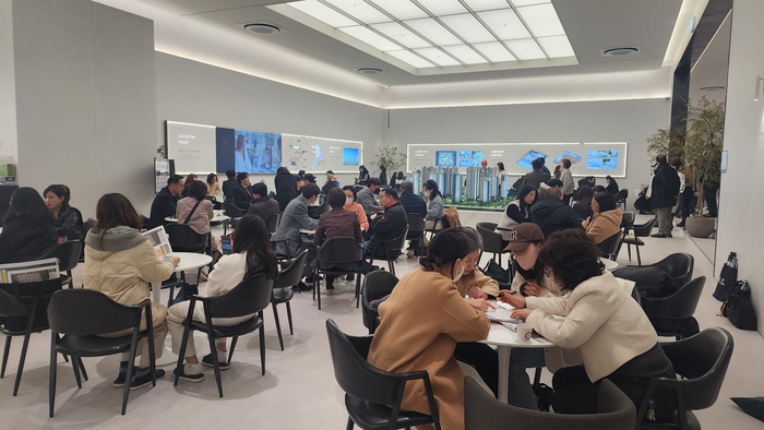  지난해 11월 경기 평택시‘브레인시티 푸르지오’견본주택에 방문객이 몰려 상담을 받고 있다.대우건설