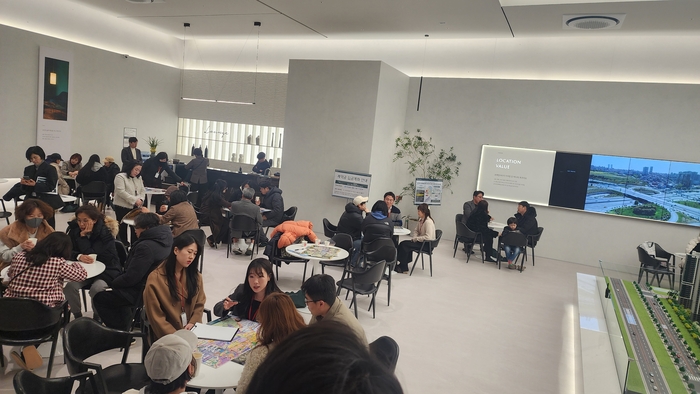  지난해 11월 경기 평택시‘브레인시티 푸르지오’견본주택에 방문객이 몰려 상담을 받고 있다.브레인시티 푸르지오