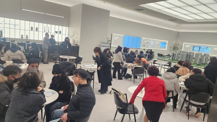 지난해 11월 경기 평택시‘브레인시티 푸르지오’견본주택에 방문객이 몰려 상담을 받고 있다.브레인시티 푸르지오