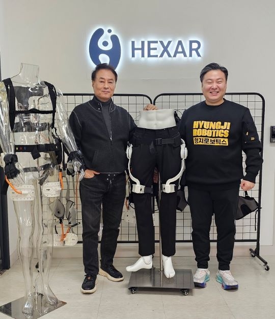  < 최준호 패션그룹형지 부회장(오른쪽)과 한창수 헥사휴먼케어 대표이사 모습 / 사진 제공 : 패션그룹형지 >