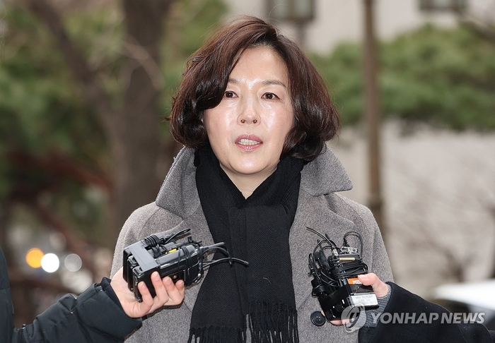  강선우 무소속(전 더불어민주당) 의원에게‘공천헌금’1억원을 전달한 혐의를 받는 김경 서울시의원이 피의자 신분으로 조사를 받기 위해 지난 18일 서울경찰청 공공범죄수사대로 출석하면서 취재진 질문에 답변하고 있다.