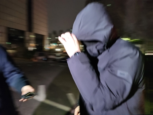  강선우 무소속 의원의 전직 보좌관 남모 씨가 경찰 조사를 위해 지난 18일 오후 서울 마포구 서울경찰청 광역수사단으로 향하고 있다.[연합뉴스]