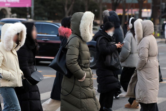  절기상 대한(大寒)인 20일 오전 서울 광화문네거리에서 두꺼운 옷을 입은 시민들이 출근길 발걸음을 옮기고 있다.[뉴스1]