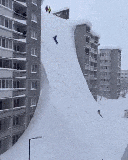  러시아 극동 캄차카 반도에 폭설이 발생한 가운데,시민들이 눈썰매를 타고 있다.[SNS]