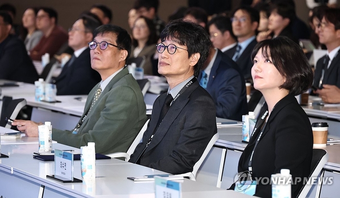  이해진 네이버 이사회 의장(가운데)과 최수연 네이버 대표이사(오른쪽)가 21일 서울 중구 한국은행 콘퍼런스홀에서 열린 인공지능전환(AX) 콘퍼런스에 참석했다.[연합뉴스]