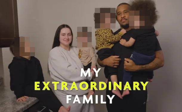  (왼쪽부터) 23세 아내 샌더스,27세 남편 래리가 4명의 자녀와 인터뷰하는 모습.[더선]