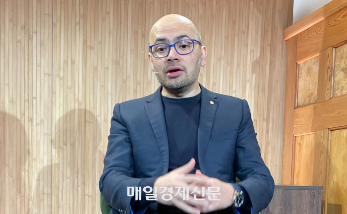  데미스 허사비스 구글 딥마인드 CEO가 20일(현지시간) 스위스 다보스에서 열린 구글 기자회견에 참가해 발언하고 있다.윤원섭 기자