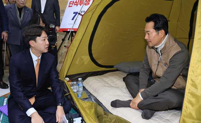  통일교·공천헌금 ‘쌍특검’ 수용을 요구하며 단식 7일 차를 맞은 장동혁 국민의힘 대표가 지난 21일 국회 로텐더홀 단식 농성장을 찾은 이준석 개혁신당 대표와 대화하고 있다. [공동취재단, 연합뉴스]