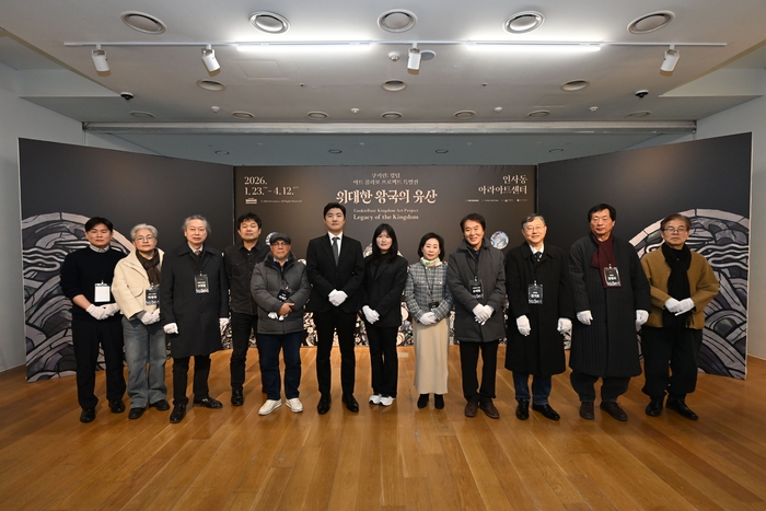 조길현 데브시스터즈 대표(왼쪽 여섯째) 등 데브시스터즈 관계자들과 전통 공예 장인들이 22일 서울 인사동 아라아트센터에서 열린 ‘쿠키런: 킹덤’ 아트 컬래버 특별전 ‘위대한 왕국의 유산’ 기자 간담회에서 기념 사진