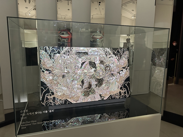 쿠키런: 킹덤 아트 콜라보 특별전 ‘위대한 왕국의 유산’ 제 1 전시실에 마련된 손대현 나전칠기 명장의 작품. [사진 = 안선제 기자]