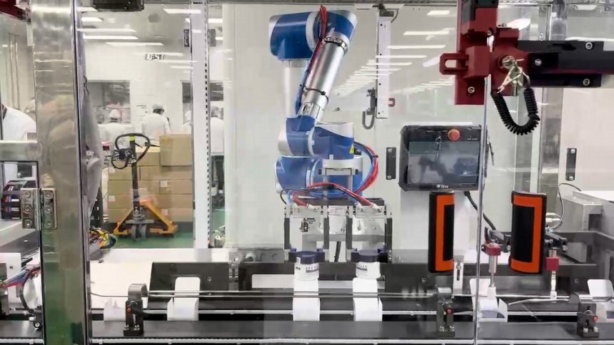 카토너 로봇이 상자 조립,제품 투입,상자 마감 작업 등을 수행하는 모습.코스메카코리아