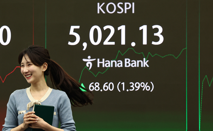  23일 서울 중구 하나은행 딜링룸 전광판에 코스피 시황이 표시돼 있다.[뉴스1]