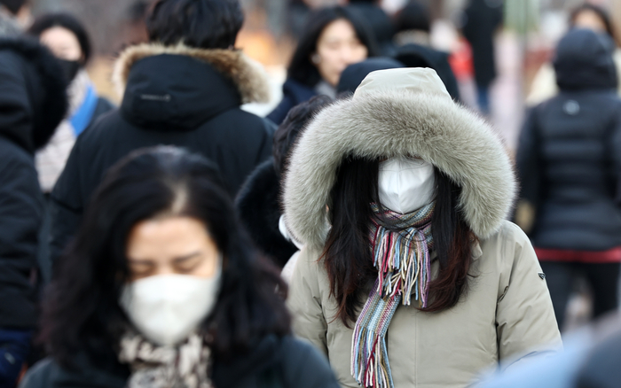  23일 오전 서울 종로구 세종대로사거리에서 시민들이 발걸음을 서두르고 있다.[뉴스1]