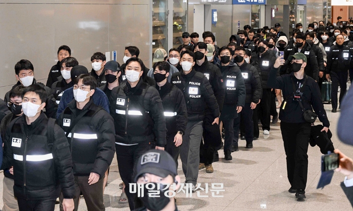  캄보디아를 거점으로 스캠 범죄를 벌인 한국 국적 피의자들이 23일 인천국제공항 제2여객터미널을 통해 강제송환되고 있다.이재명 대통령의 지시로 꾸려진 초국가범죄범정부 태스크포스(TF)는 약 486억 원을 편취한 한