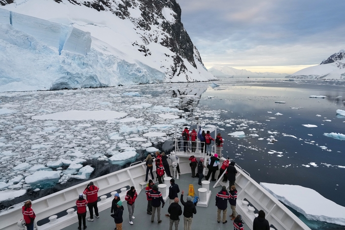  지난해 11월 24일 승객들이 남극의 르메르 해협을 항해하는 배를 보고 있다.[AP= 연합뉴스]