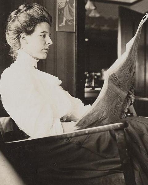  “우리 아들이 나를 닮아 똑똑한데,애비를 닮아 성격이 좀.”쇼클리의 엄마 메이 브래드포드는 스탠퍼드 대학교에서 공부한 수재였다.