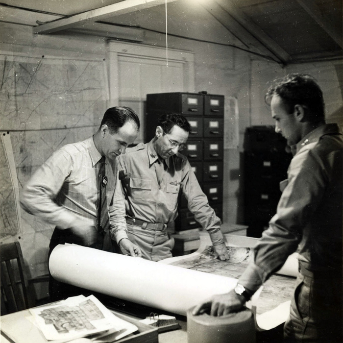  “노벨상,그거 누워서 빵먹기예요.” 연구하는 윌리엄 쇼클리(왼쪽).