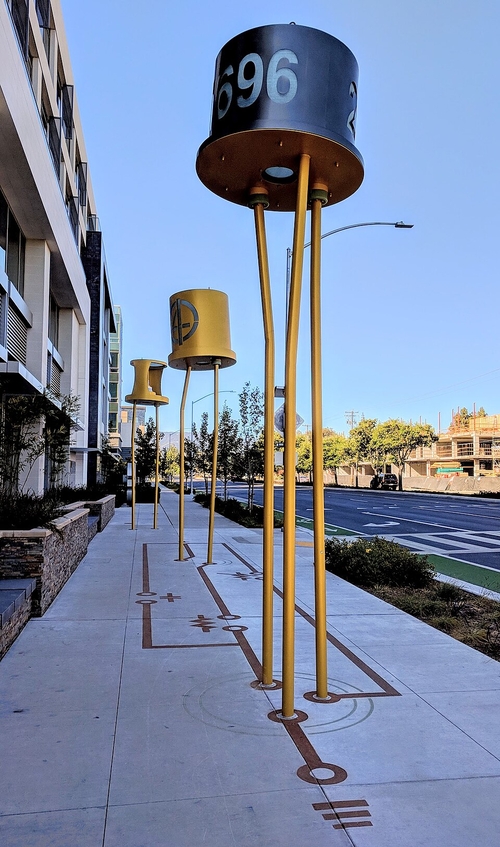  캘리포니아 쇼클리 반도체 부지에,쇼클리가 개발한 디바이스들이 형상화된 모습.[사진출처=Dicklyon]