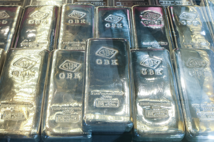  서울 종로구 귀금속 점에 전시되어 있는 실버바.[연합뉴스]