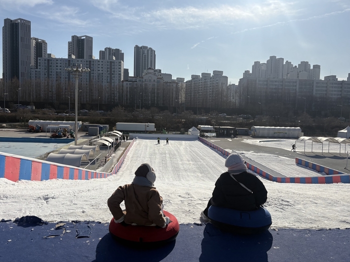  잠원 한강공원 눈썰매장/사진=김지은 여행+ 기자