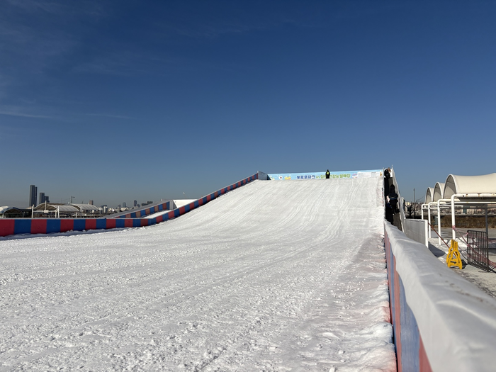  잠원 한강공원 눈썰매장/사진=김지은 여행+ 기자