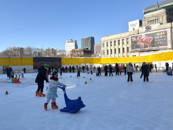  보조 기구를 잡고 스케이트를 타는 어린이 이용객/사진=김지은 여행+ 기자
