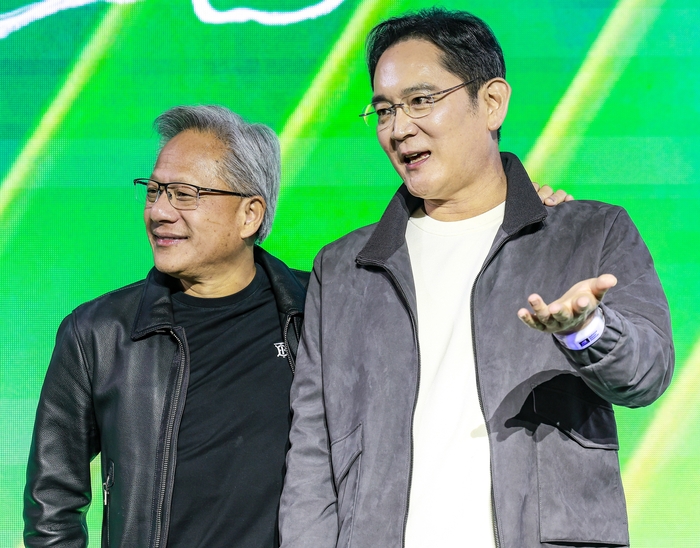  지난해 10월 말 서울 코엑스에서 이재용 삼성전자 회장(왼쪽 사진 오른쪽)이 젠슨 황 엔비디아 최고경영자와 엔비디아 그래픽카드(GPU)‘지포스’출시 25주년 행사에 참석하고 있다.[연합뉴스]