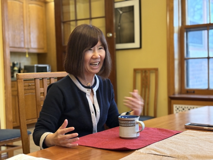 김영기 시카고대 물리학과 석좌교수(페르미 연구소 임시소장)가 자택에서 기자와 인터뷰를 하고 있다.