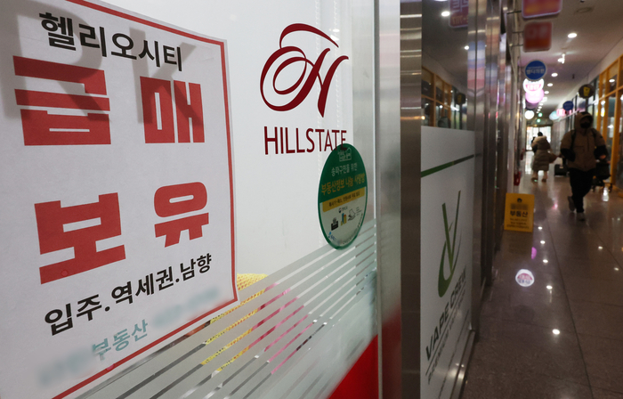 지난달 23일 이재명 대통령이 다주택자 양도세 중과 부활을 비롯해 세제개편 추진을 공식화하면서 부동산 시장이 술렁이고 있다. 이미 다주택자의 다수가 매도나 증여를 택했지만, 지금까지 처분을 망설이던 사람들은 발등에