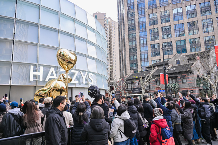  최근 중국 상하이에 문을 연 헤지스의 스페이스H 상하이 플래그십 매장을 방문한 고객들. [사진=LF]