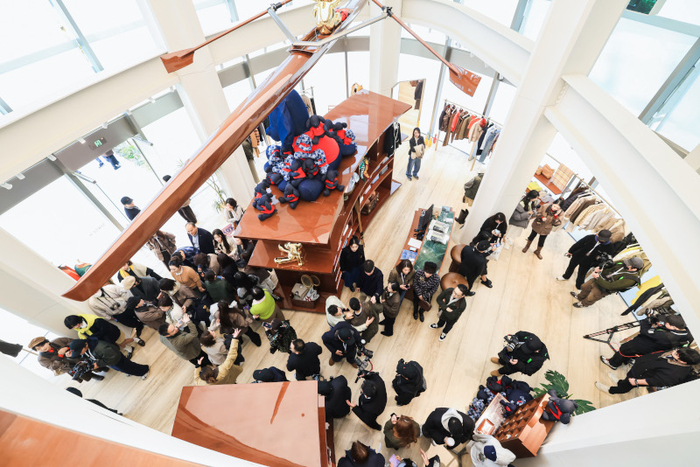  최근 중국 상하이에 문을 연 헤지스의 스페이스H 상하이 플래그십 매장을 방문한 고객들. [사진=LF]