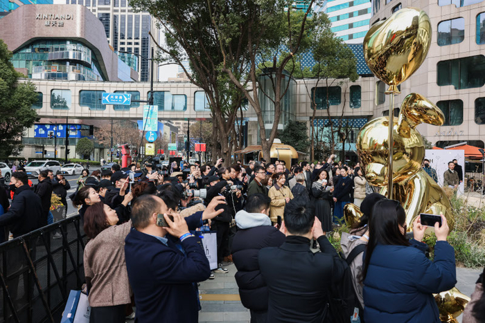  최근 중국 상하이에 문을 연 헤지스의 스페이스H 상하이 플래그십 매장을 방문한 고객들. [사진=LF]