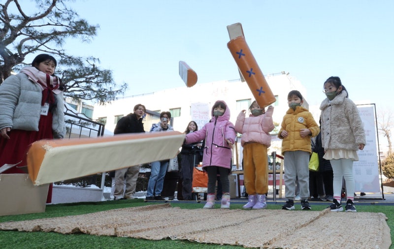 [포토] 장터  구경나온 아이들 "신나는 윷놀이 한판"
