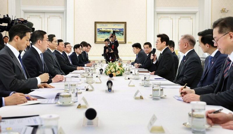 재계 "5년간 300조 투자, 올해 5만명 채용"