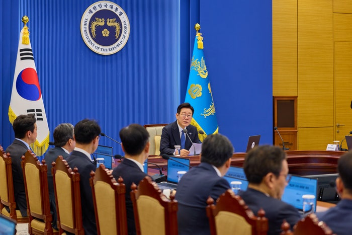 이재명 대통령이 5일 청와대 여민관에서 열린 수석보좌관회의에서 모두발언을 하고 있다.  [사진 제공 = 청와대]