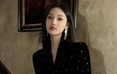  팔로워 300만 명을 보유한 한 패션 인플루언서가 자신의 개인 비서가 온라인 프로필을 도용하고 하버드 대학교 학생인 척 행세하는 등 사기행각을 벌였다고 주장해 논란이 일고 있다. [사진출처 = SCMP]