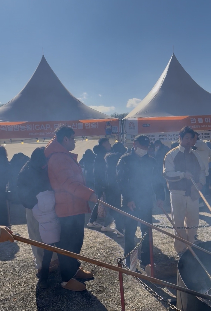 5일간 2억5천만원 벌고 미국에 수출까지…34만명이나 다녀간 공주 군밤축제