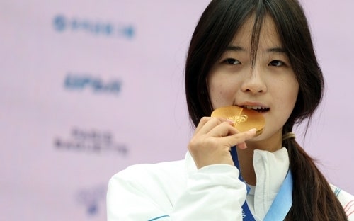 “금메달보다 더 부럽다”…반포 아파트에 걸린 최가온 축하 현수막