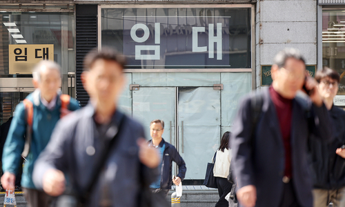 은퇴 후 창업에 나선 60대 이상이 급증하며 자영업 고령화가 심화됐고, 특히 부동산임대업에 집중되면서 대출·부동산 경기 변동에 취약하다는 우려가 커지고 있다. [사진 = 뉴스1]