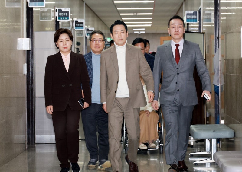 "장동혁 사퇴"vs"흔들지 말라"… 국힘 원외 위원장도 충돌