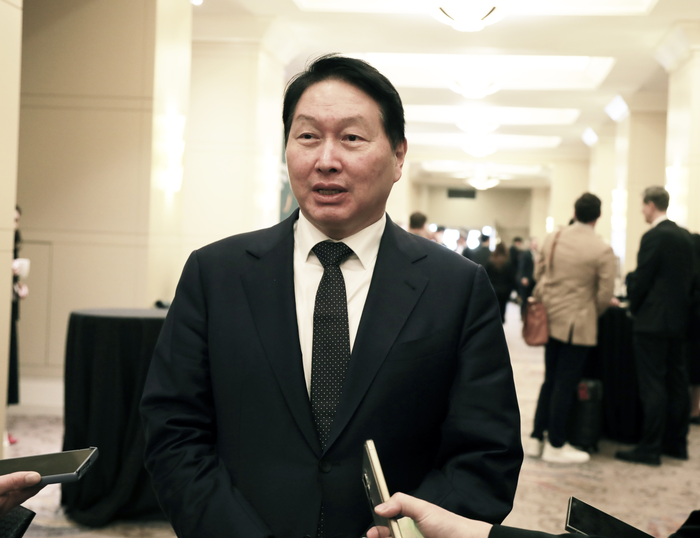  최태원 SK그룹 회장이 20~21일(현지시간) 이틀간 워싱턴 DC에서 최종현학술원 주최로 열린 제5회 트랜스 퍼시픽 다이얼로그(TPD)에서 취재진 질문에 답하고 있다. [SK]