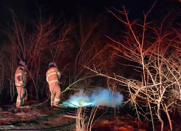 22일 오후 7시 22분께 강원 고성군 토성면 인흥리에서 산불이 나 소방대원이 진화 작업을 하고 있다. [연합뉴스]