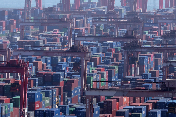  22일 오후 부산항 신선대부두에 컨테이너가 가득하다. [연합뉴스]
