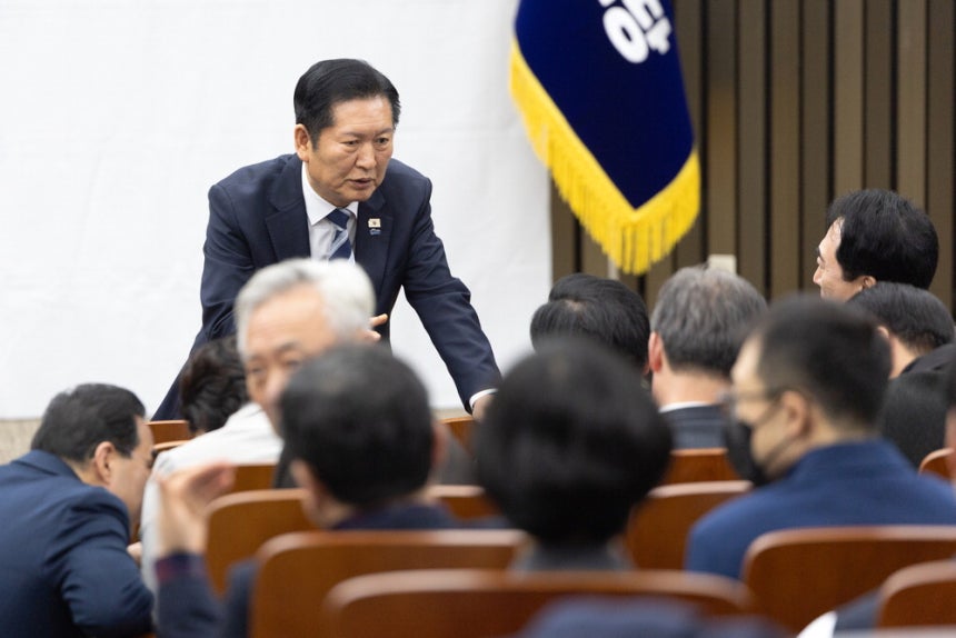  22일 국회에서 열린 비공개 정책의원총회에서 정청래 더불어민주당 대표가 의원들과 대화하고 있다.  뉴스1