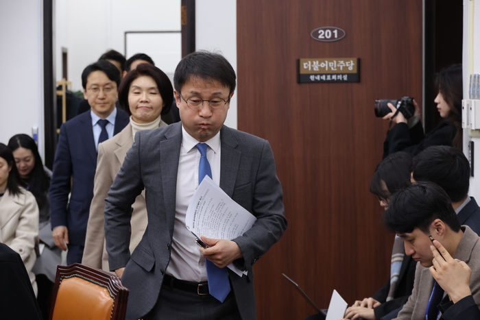 한병도 더불어민주당 원내대표와 한정애 정책위의장 등 원내지도부들이 24일 국회에서 열린 원내대책회의에 입장하고 있다. [연합뉴스]