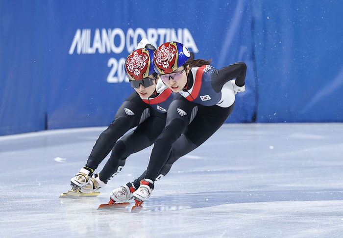 20일(현지시간) 이탈리아 밀라노 아이스스케이팅 아레나에서 열린 2026 밀라노ㆍ코르티나담페초 동계올림픽 쇼트트랙 여자 1500m 결승에서 김길리와 최민정이 역주하고 있다. [연합뉴스]